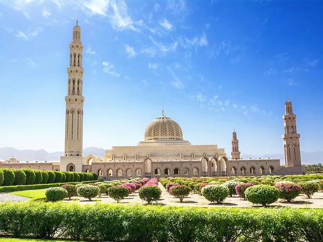 Vue extérieure de la majestueuse Grande Mosquée du Sultan Qabous avec ses minarets.