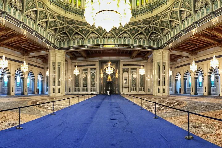Die prächtige innere Gebetshalle der Sultan-Qabus-Großmoschee.