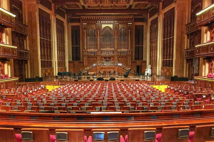 Das opulente Innere des Royal Opera House Muscat mit Blick auf Bühne und Sitzplätze.
