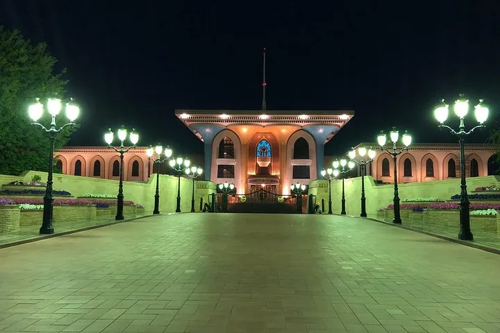 Het Al Alam-paleis in Muscat, 's nachts prachtig verlicht.